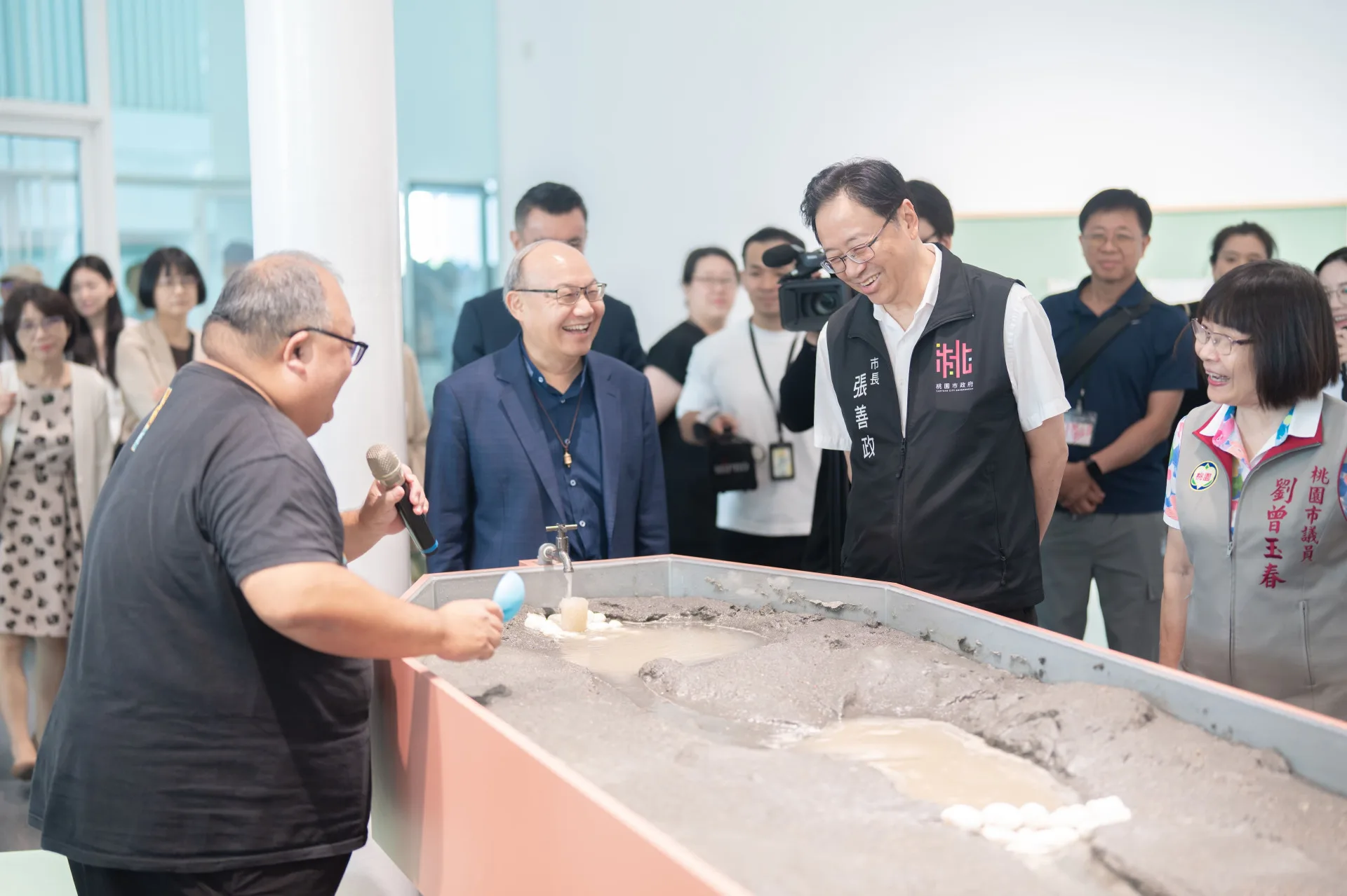 張善政聆聽導覽解說。桃園市政府提供