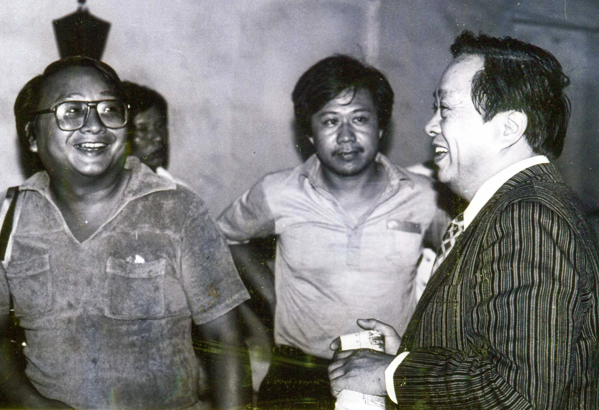 邱慶彰（右）與連戰、江聰仁是臺大政治系同學，1964年他挑戰爭取連任的國民黨籍縣長林為恭，輸了17鄉鎮，卻在公館贏了林為恭。1981年他接受媒體採訪，左是中國時報記者李俊平、中是競選過立委的彭麒瑞。何來美攝