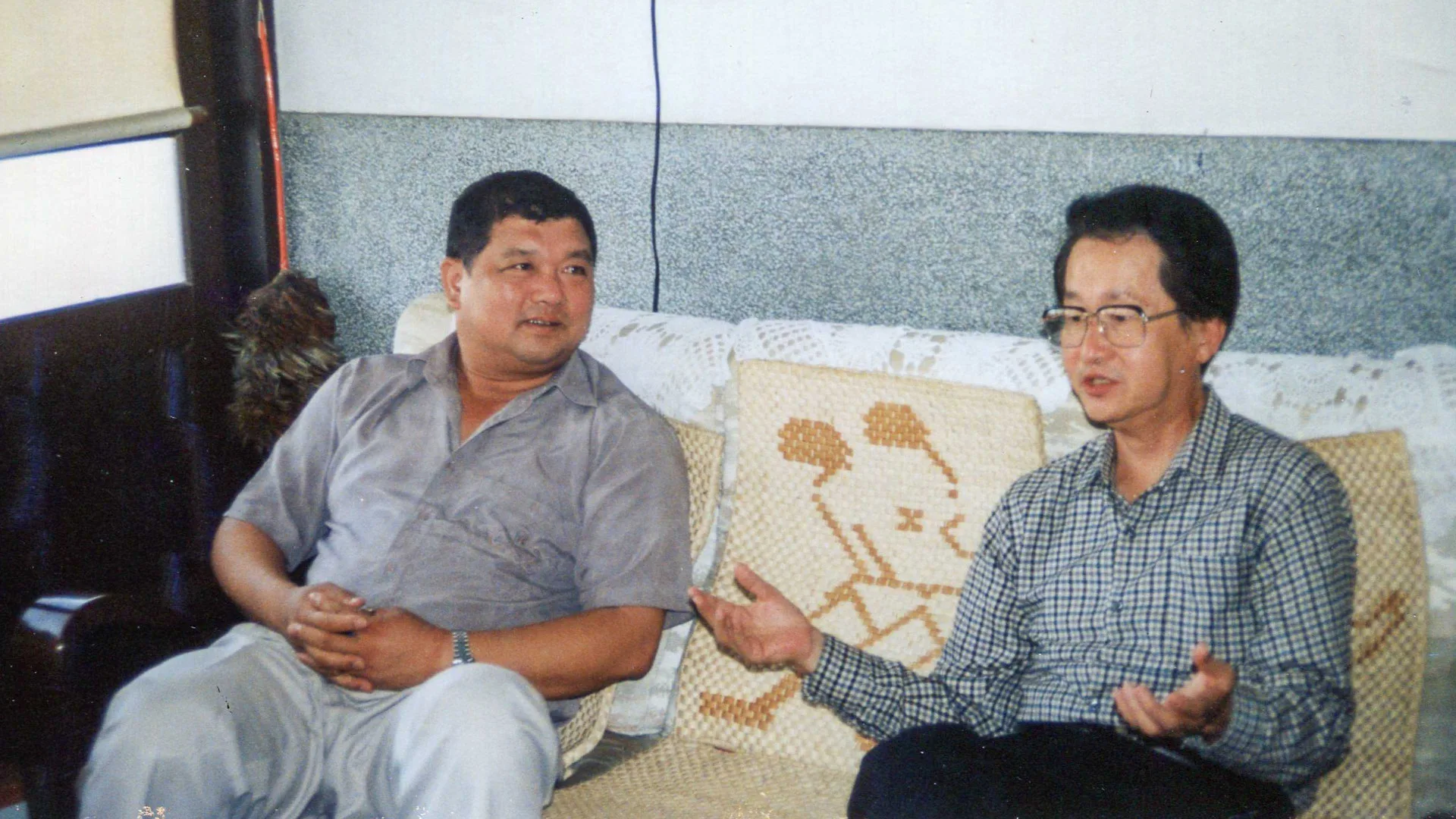 傅學鵬（左）常向江聰仁請益，後當選兩任苗栗縣長。何來美攝