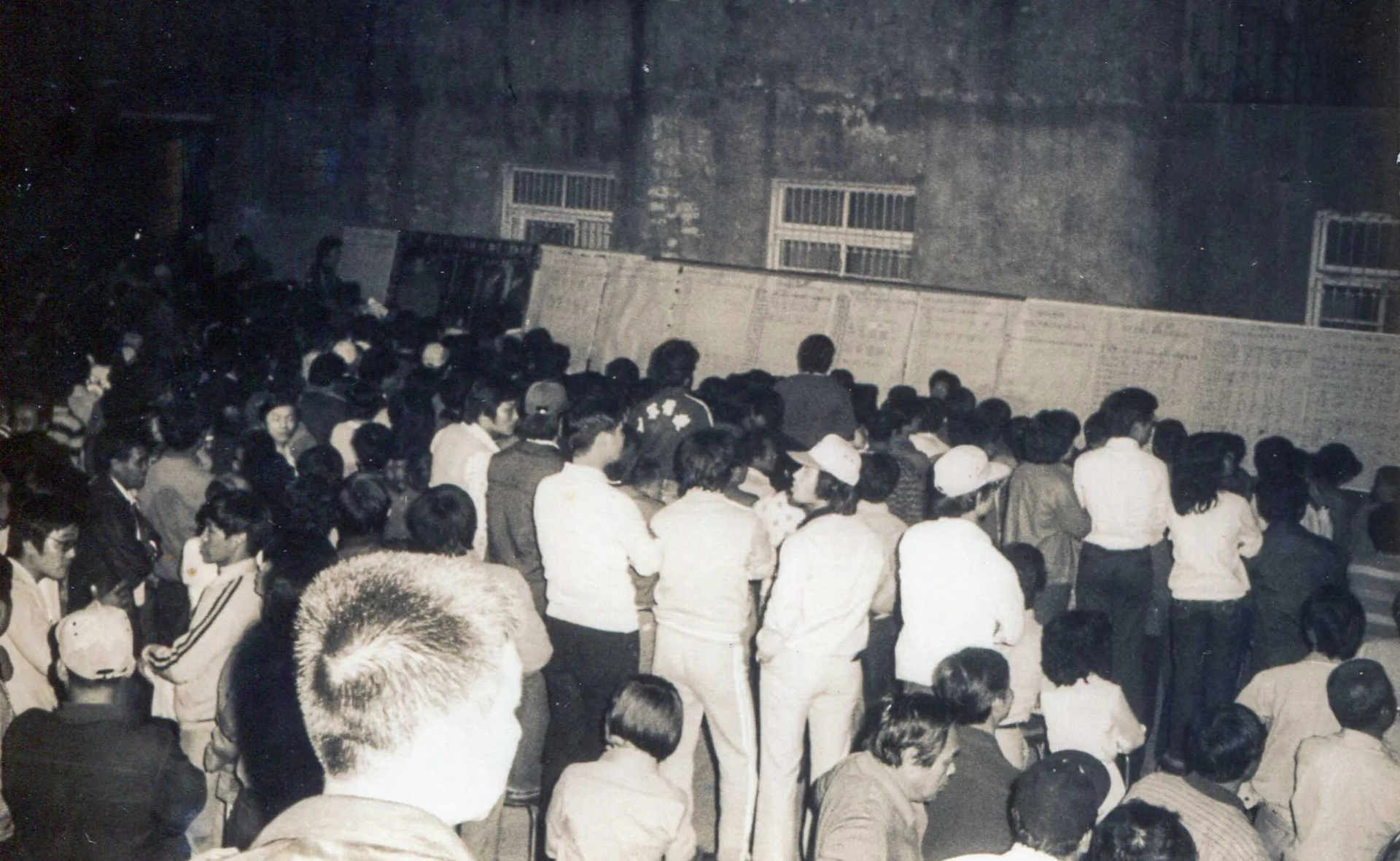 1981年縣長選舉江聰仁公館競選總部開票的熱鬧場景。何來美攝