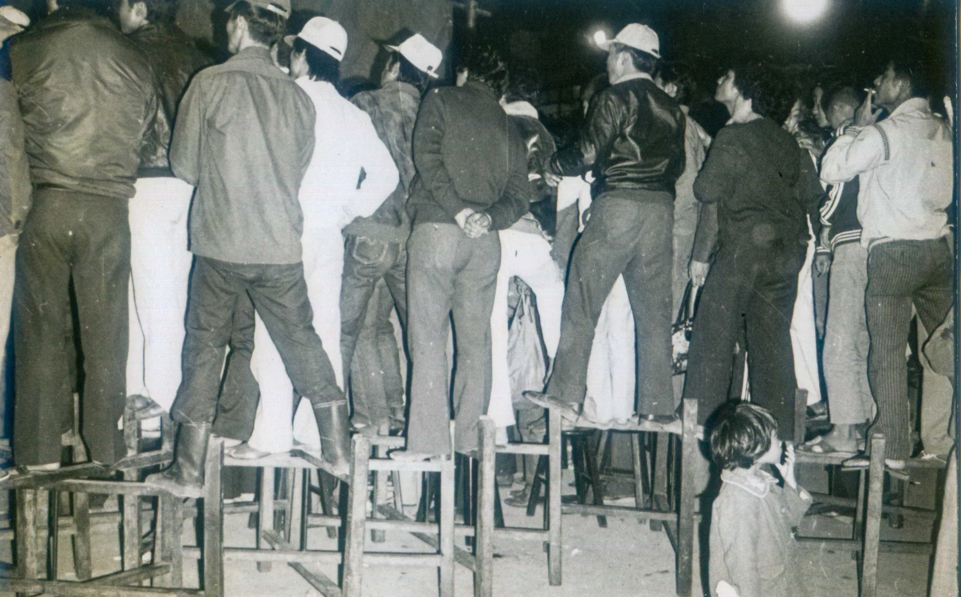 1981年苗栗縣長、省議員選舉，在公館五穀宮的最後一場公辦政見會，不少聽眾爬上剛普渡完的桌椅，聆聽政見。何來美攝