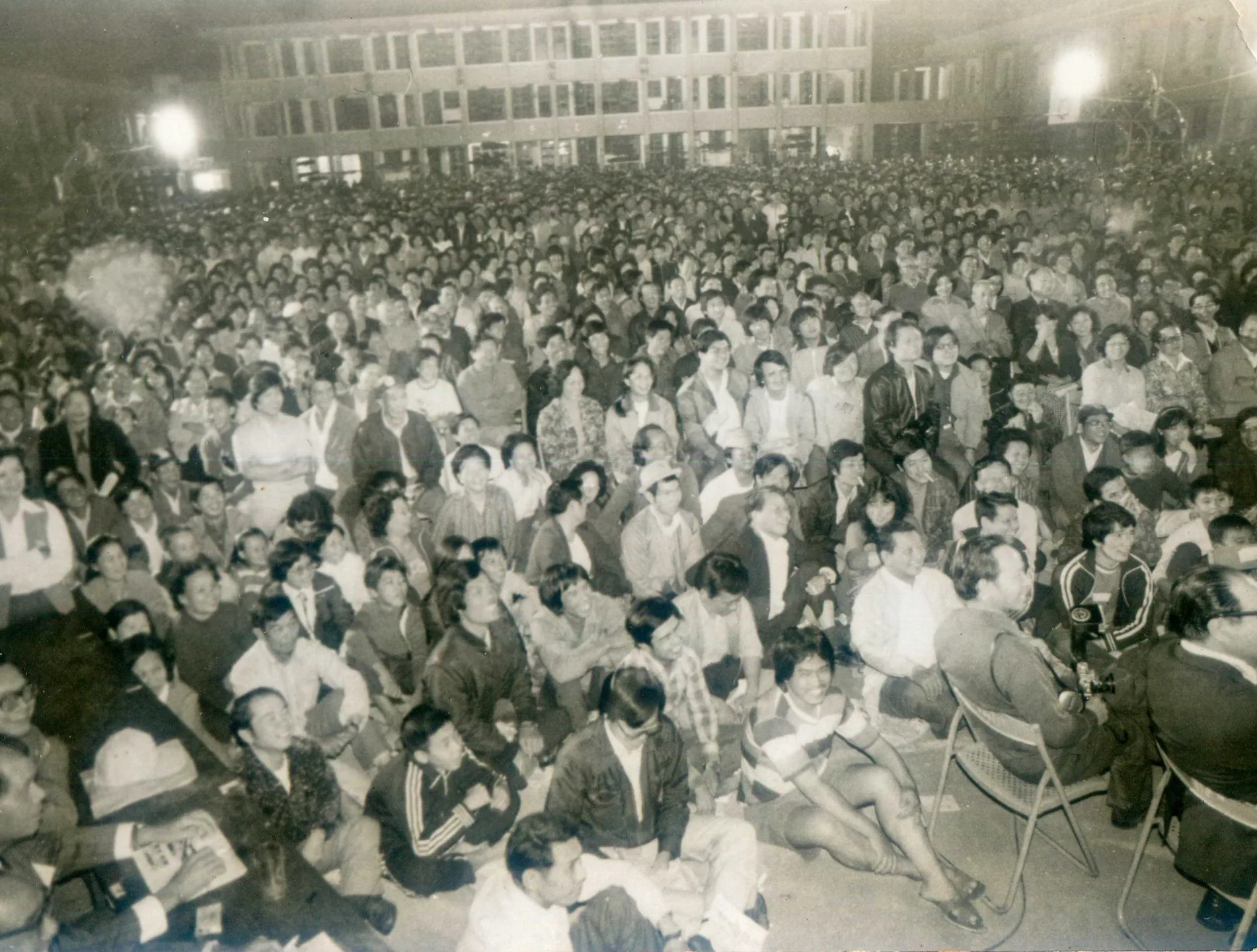 1981年苗栗縣長、省議員選舉，在省立苗中操場的公辦政見會，湧進上萬名聽眾。何來美攝