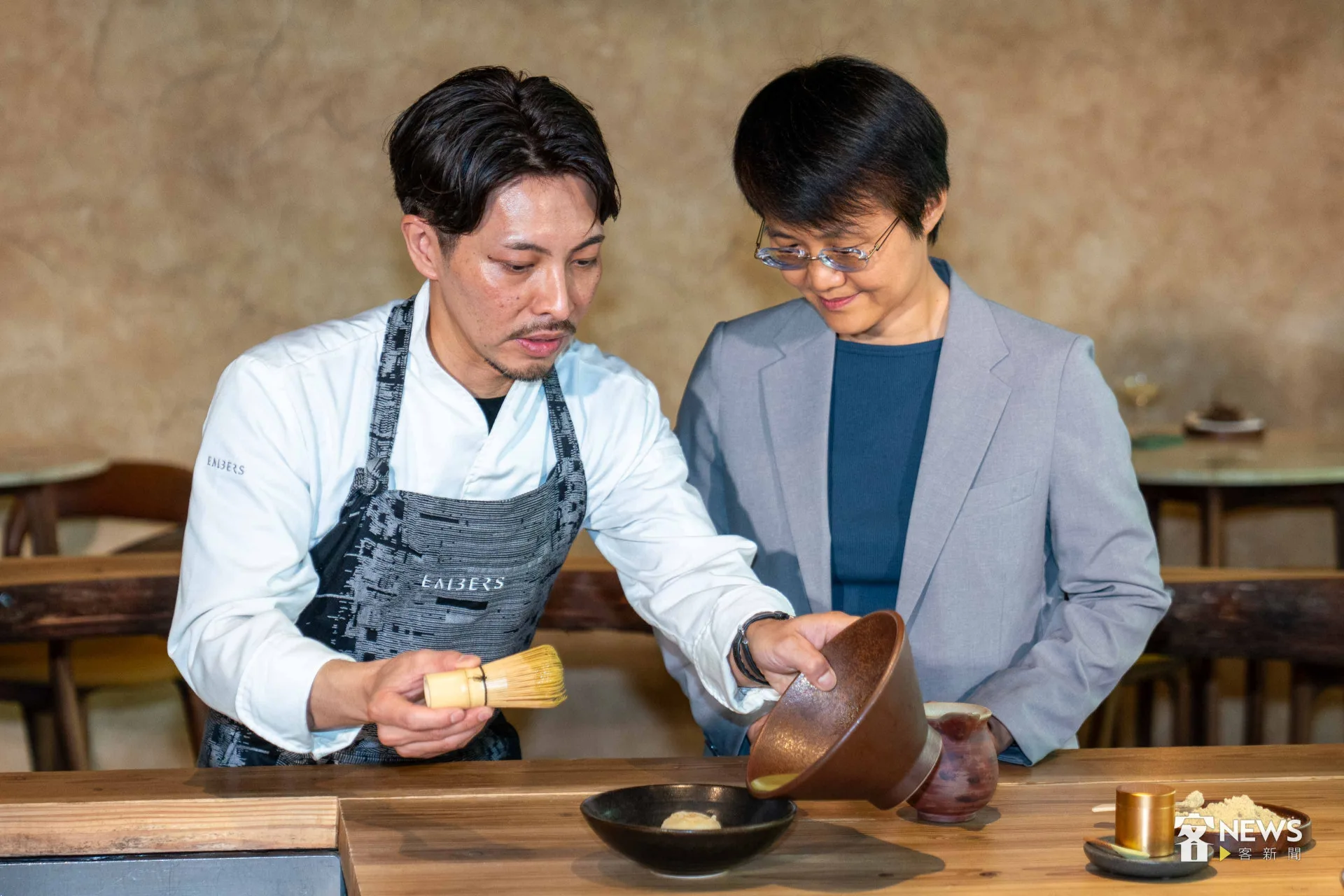 郭庭瑋與古秀妃示範製作構樹擂茶。李台源攝