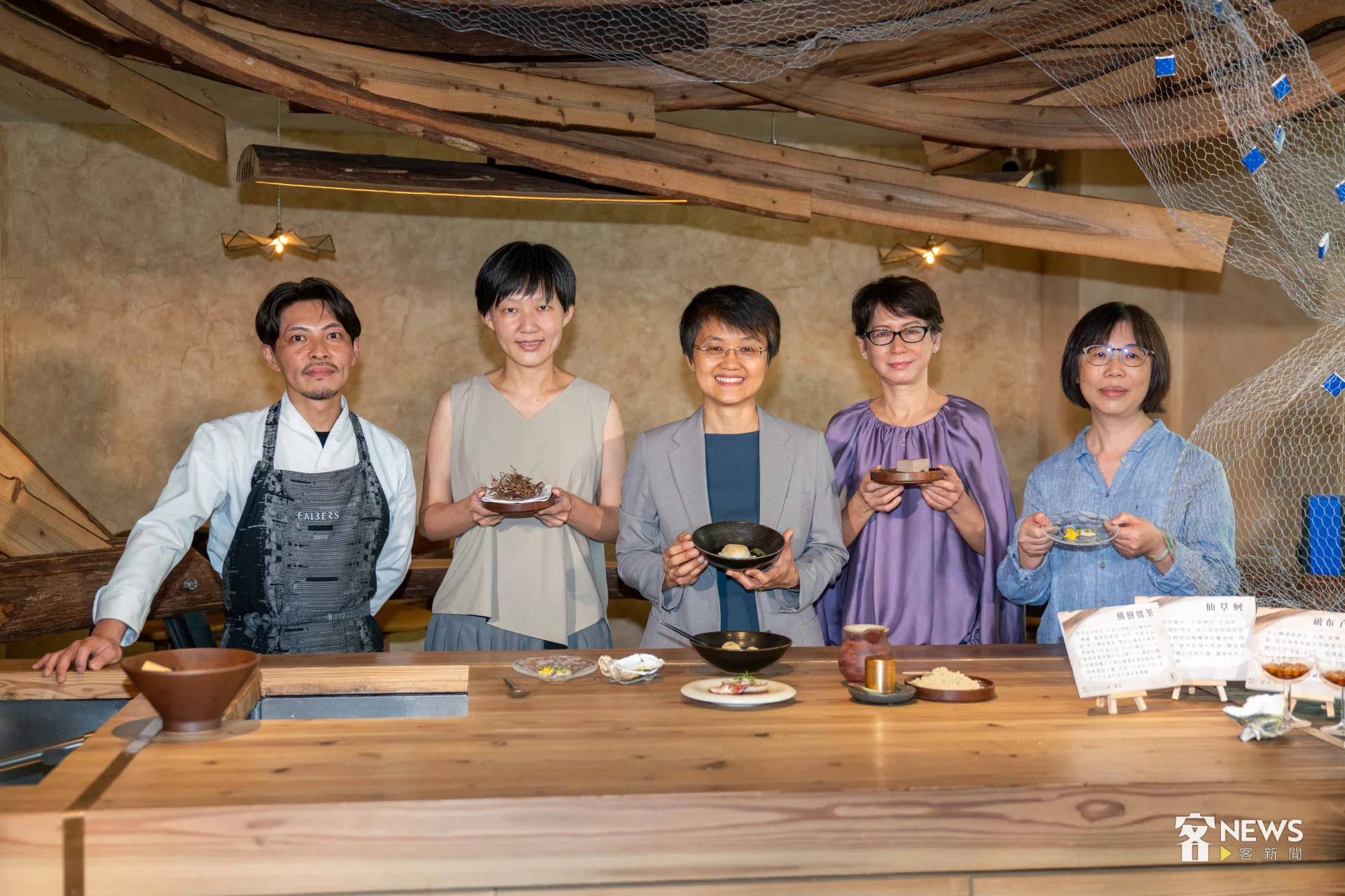左起EMBERS主廚郭庭瑋、土生土長創辦人顧瑋、客委會主委古秀妃、飲食作家蔡珠兒、客家飲食作家蕭秀琴。李台源攝