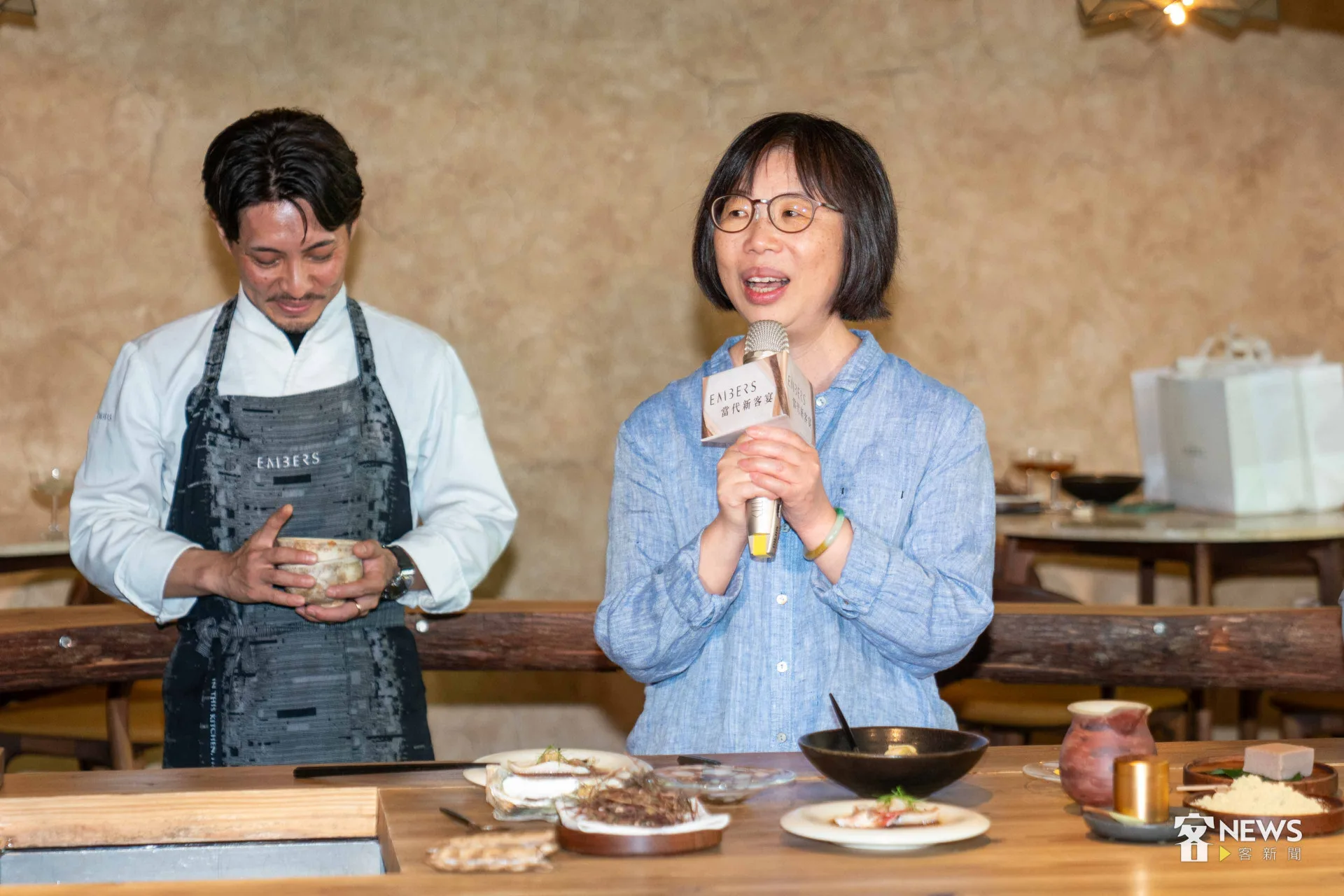 蕭秀琴試吃仙草蚵，用客語「鮮、甜、鹹」來形容。李台源攝