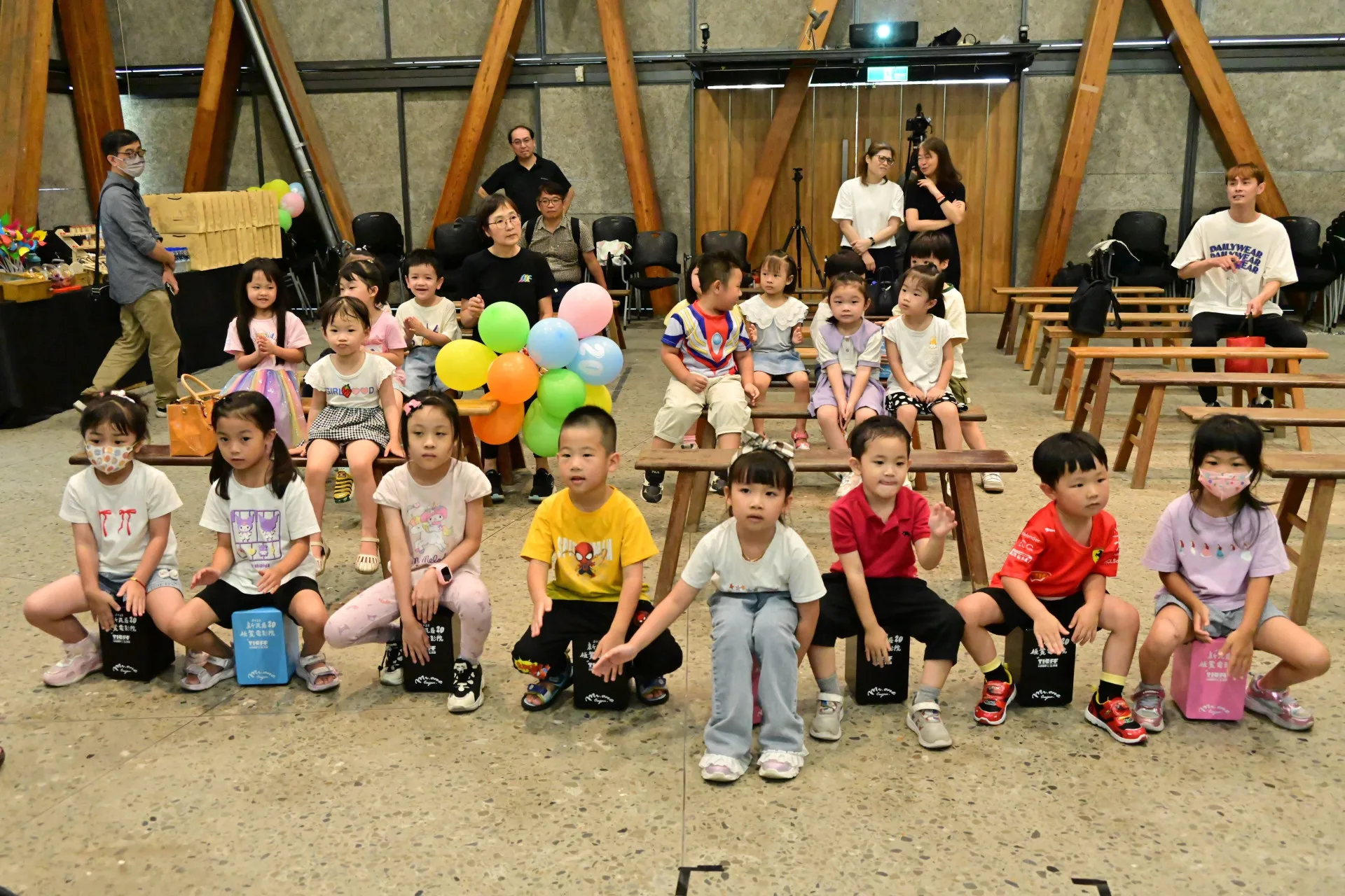 幼兒園孩童體驗木箱鼓。新竹縣政府提供