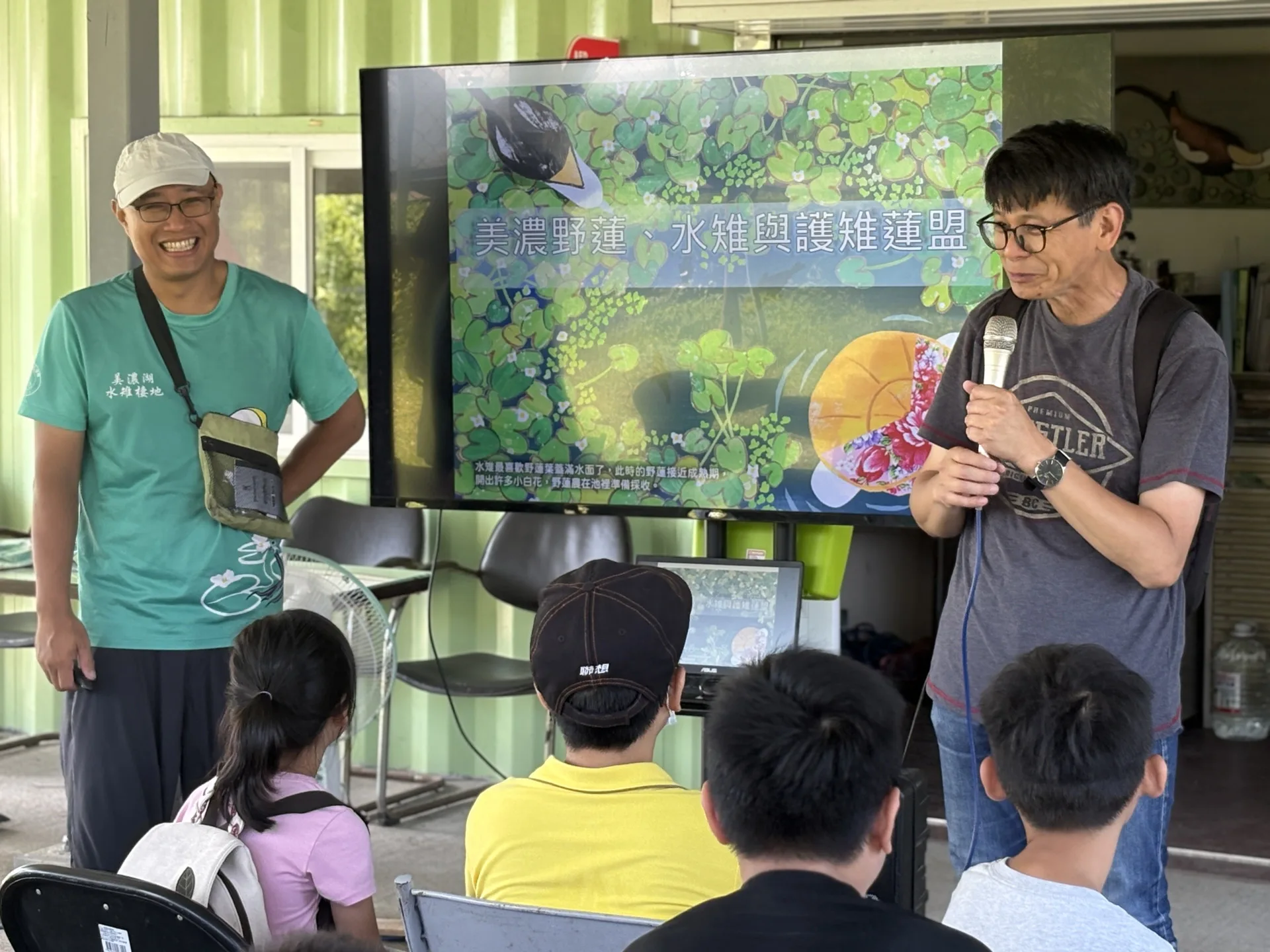 左為工作站主任,右為台三線藝術季學校馮天蔚校長跟學童說明這兩天流程及活動。何安琪攝