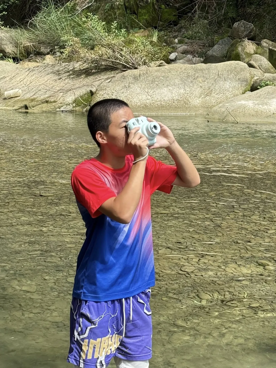 學童在黃蝶翠谷採集影像。戴珮如攝