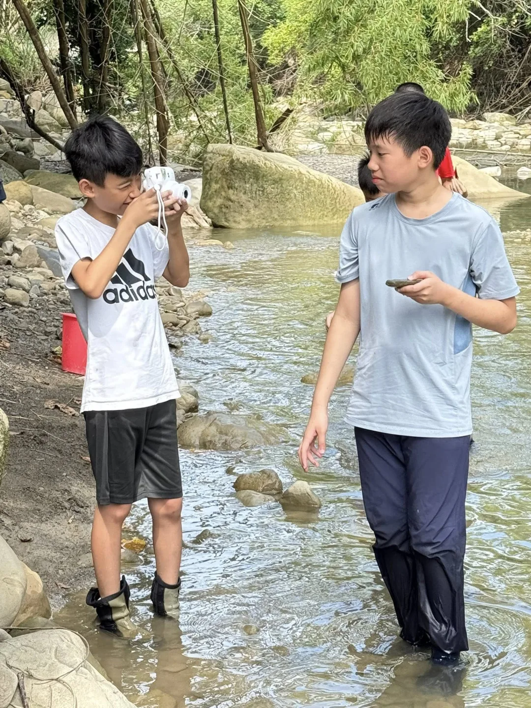 學童在黃蝶翠谷紀錄影像。戴珮如攝
