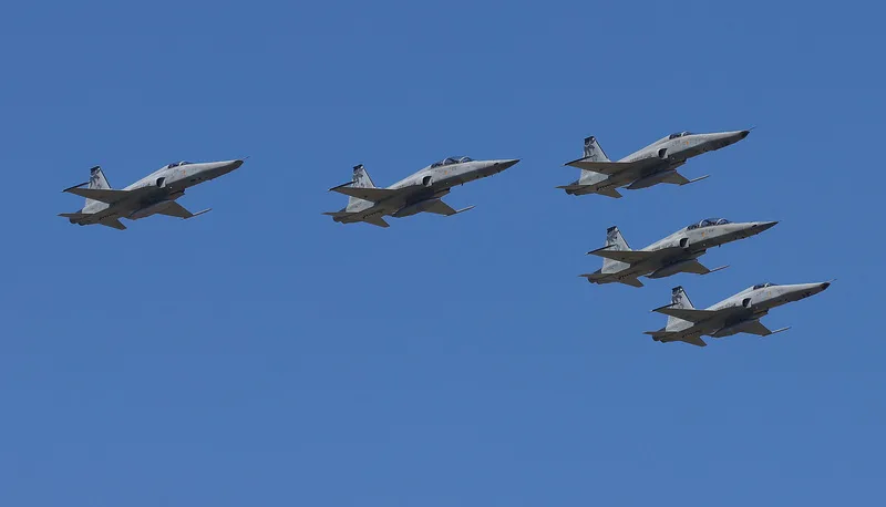 空軍第五戰術混合聯隊4日舉行「RF-5E型機除役典禮」，典禮過程中，由3架RF-5E及2架F-5F組成5機編隊，完成最後一次巡航任務。中央社