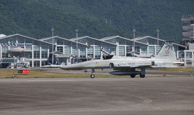 RF-5E型機除役，飛官起飛前揮手致意。中央社