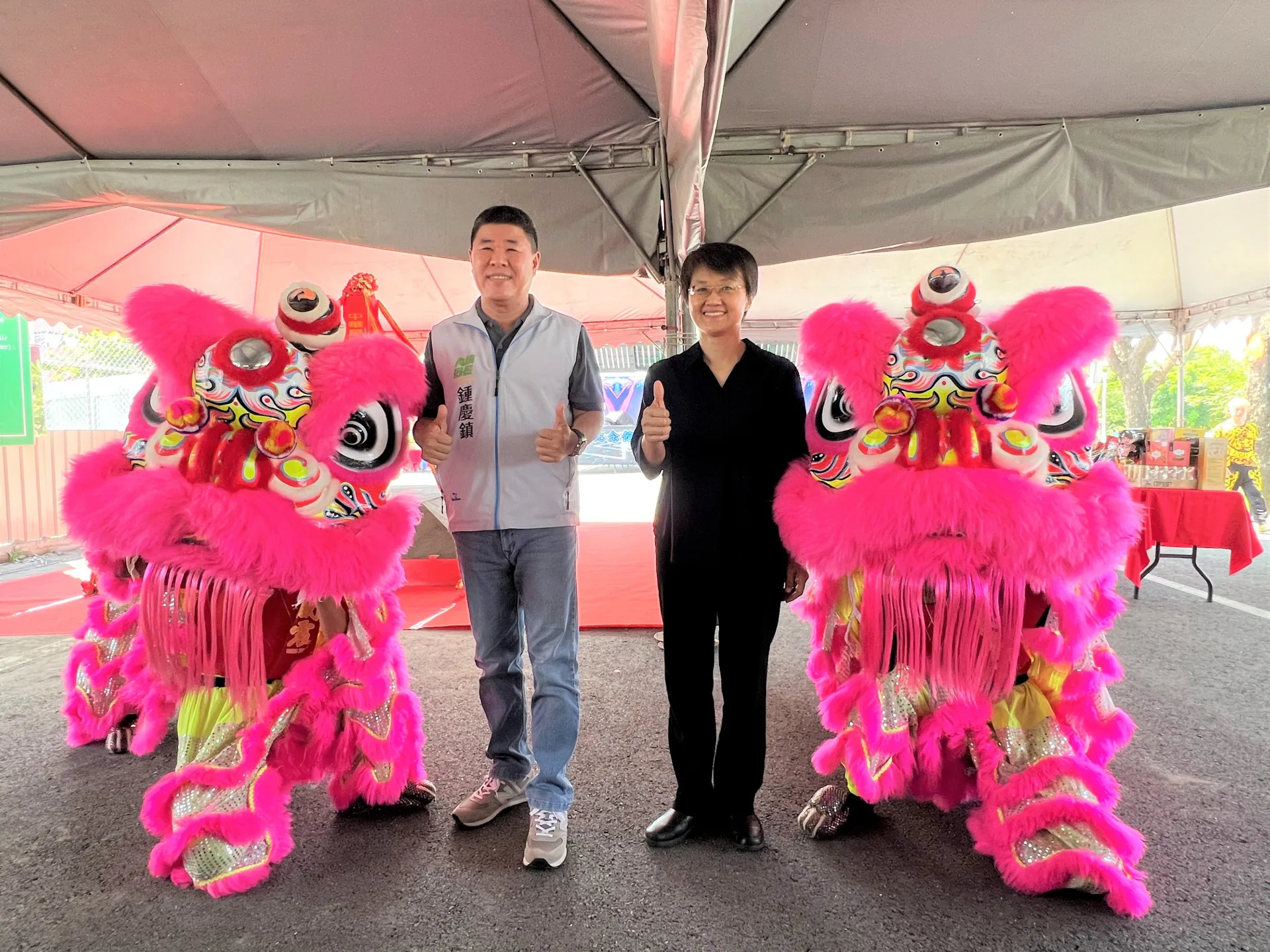 客委會主委古秀妃（右）與內埔鄉鄉長鍾慶鎮（左）。客委會提供