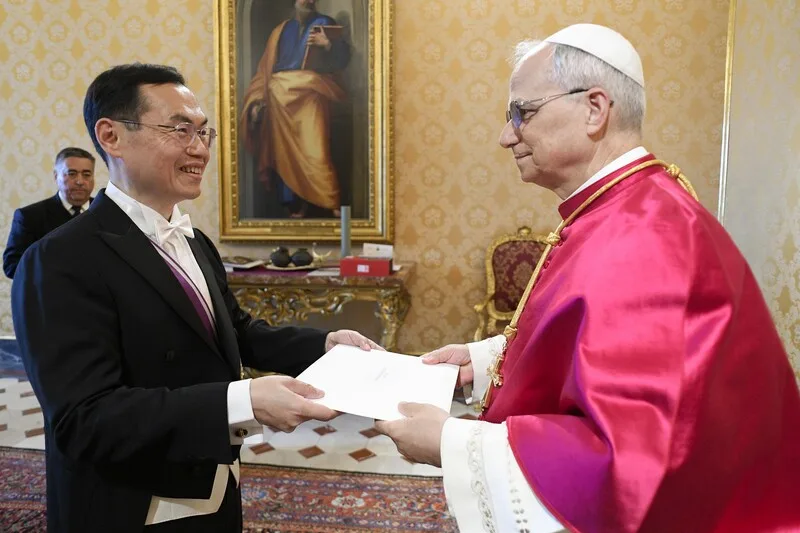 駐教廷大使賀忠義(左)3日向教宗良十四世(右)呈遞到任國書,教宗表示會為台灣的和平祈禱。駐教廷大使館提供