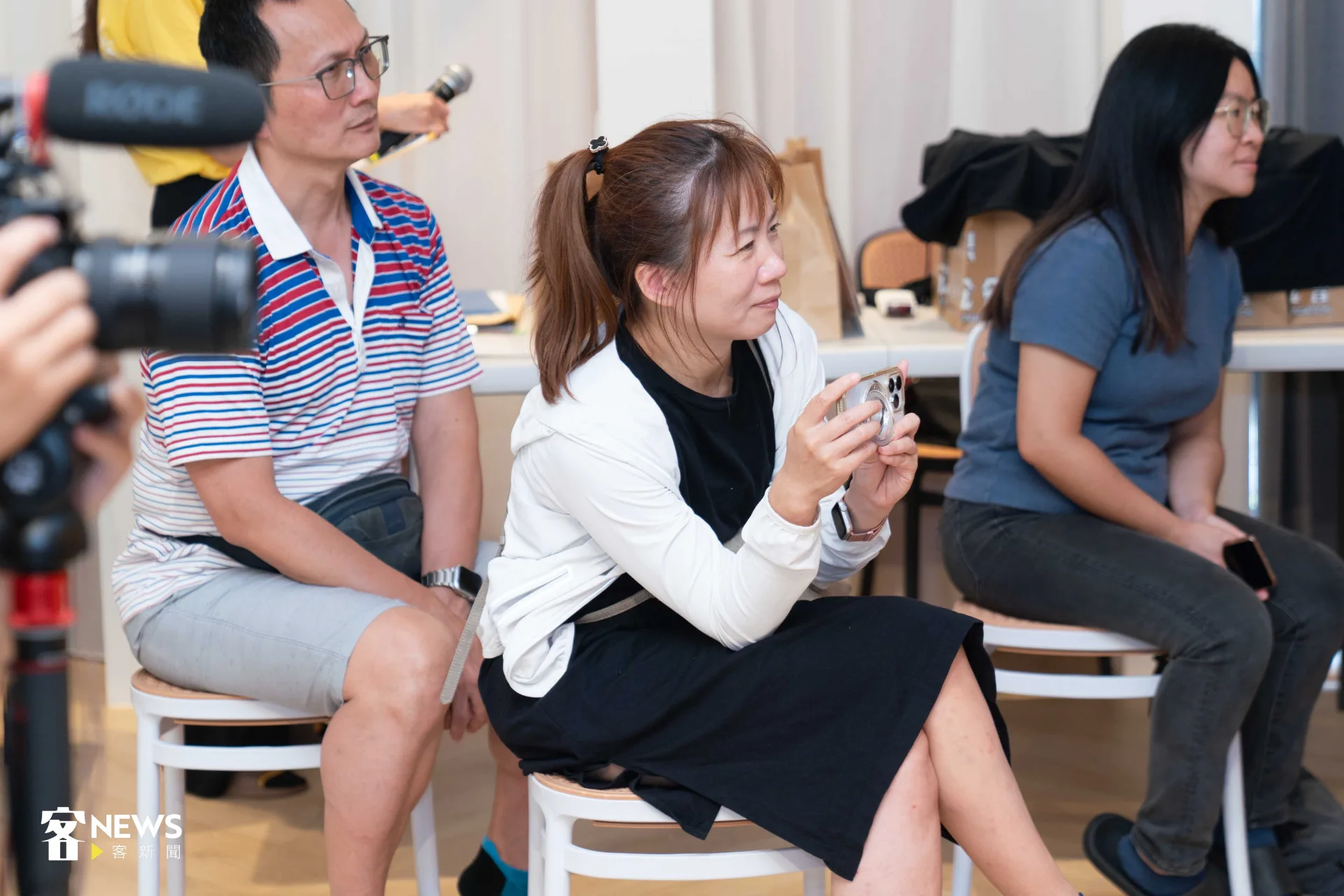 小朋友們自信演出，台下家長們記錄下孩子的成果。宋佩遙攝