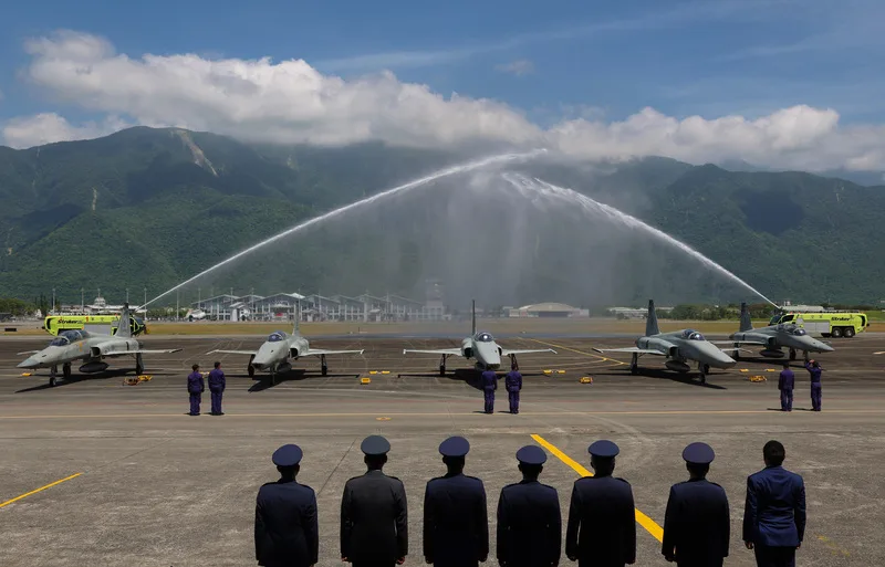 空軍第五戰術混合聯隊4日舉行「RF-5E型機除役典禮」，由3架RF-5E及2架F-5F組成5機編隊、衝場，落地後並安排水門禮致敬。中央社