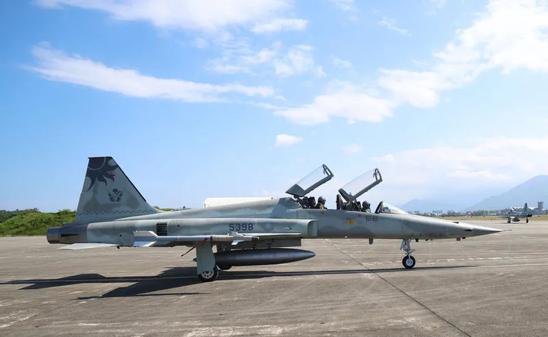 空軍第五戰術混合聯隊3日下午在花蓮基地執行F-5F戰機（圖）的潛力掛載及飛機出擊作業，一系列作業檢查流程都完成後，最終由飛行員將F-5F滑出機庫。中央社