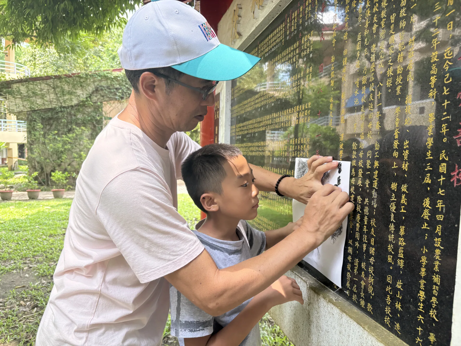 老師與學童同心協力拓繪校內碑文。何安琪攝