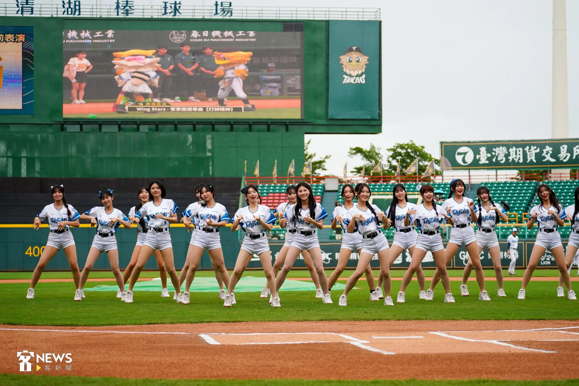 台鋼雄鷹啦啦隊Wing Stars賽前大跳全新客語應援曲。李台源攝