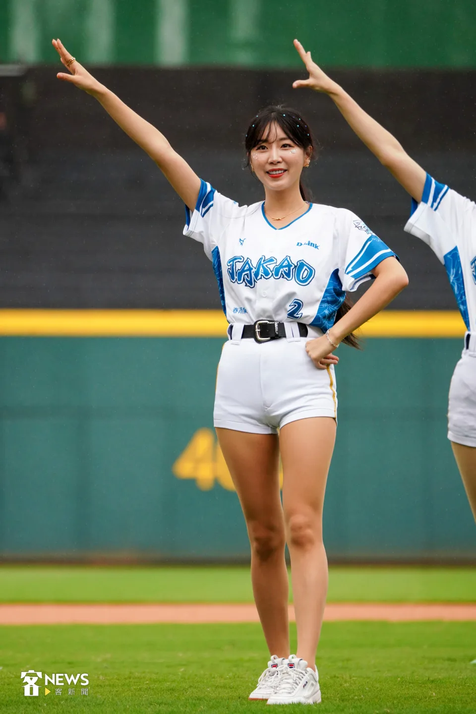 韓籍啦啦隊安芝儇說「我是安芝儇,恁仔細」,逗笑全場粉絲與球迷。李台源攝