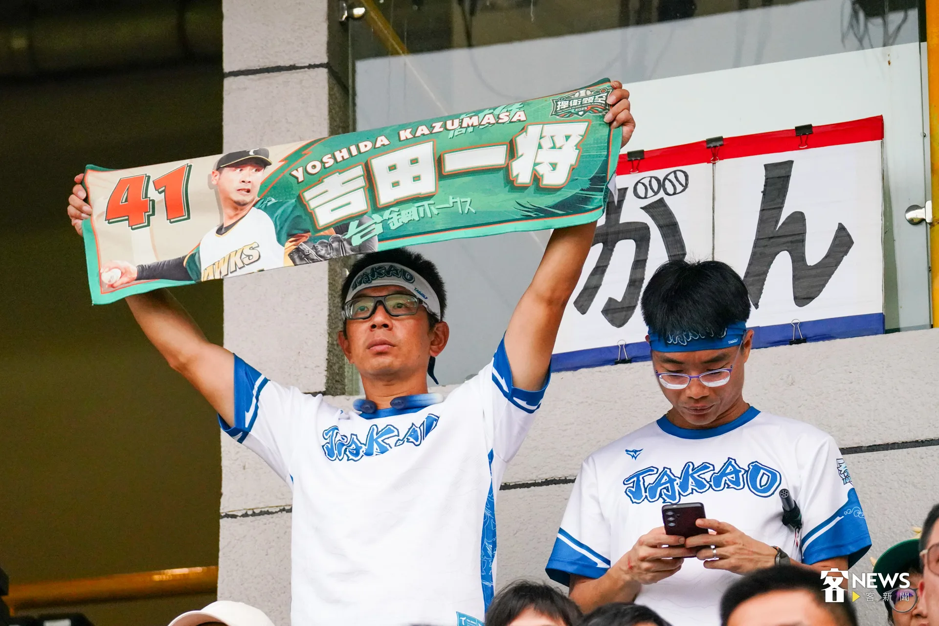 台鋼雄鷹粉絲舉著毛巾為球員加油。洪藝晅攝