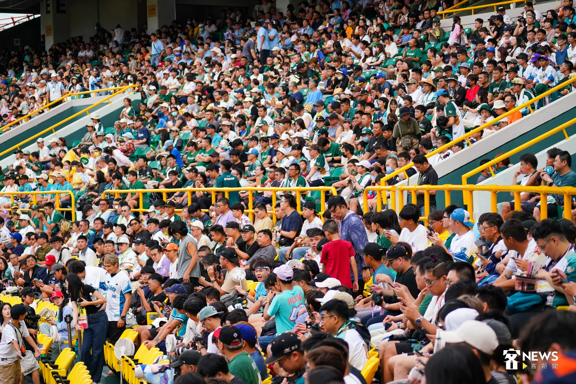 全場1萬1708位球迷學習用客語應援,為場上拚鬥的選手加油。洪藝晅攝