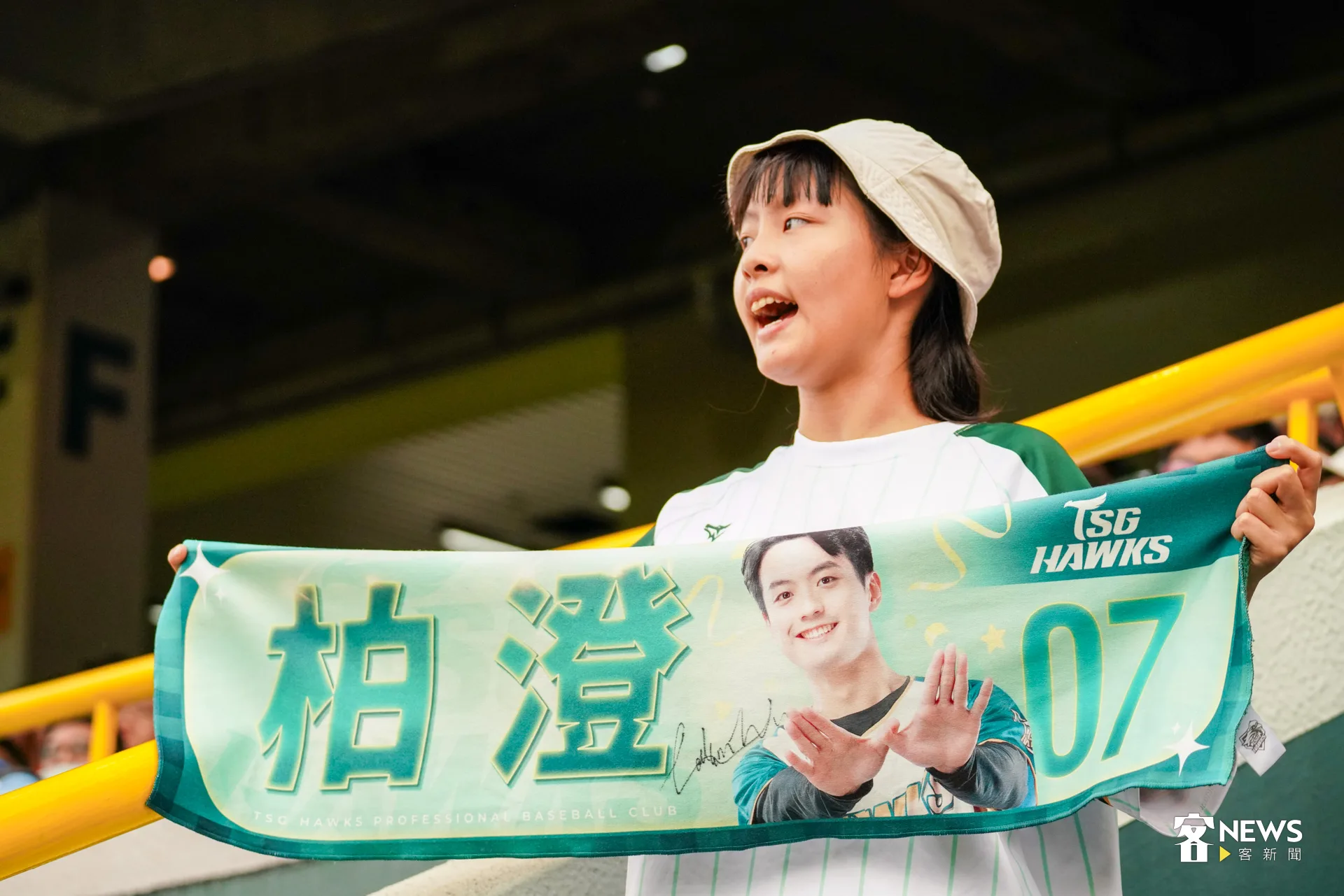 台鋼雄鷹粉絲舉著毛巾為球員加油。洪藝晅攝