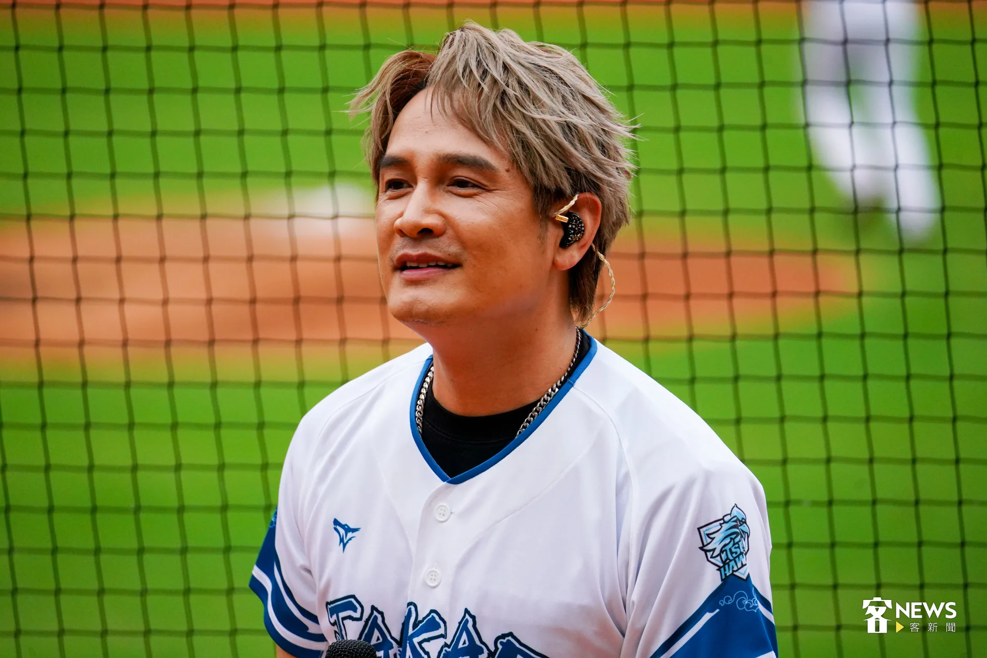金曲歌手羅文裕在中場演唱〈打敗大魔王〉。李台源攝