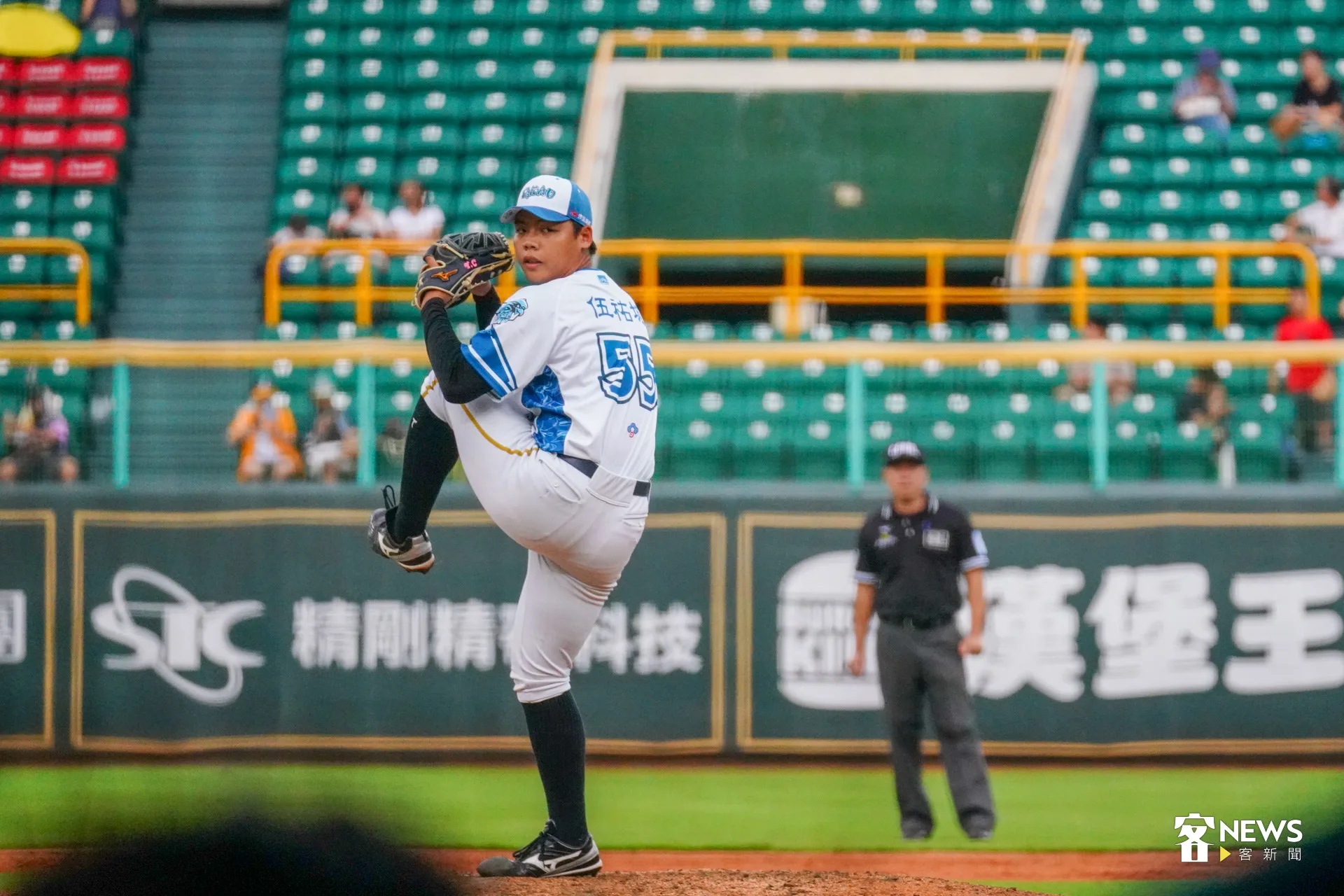 台鋼雄鷹客家日主題球衣一改平常深綠配色,以藍染花紋設計。李台源攝