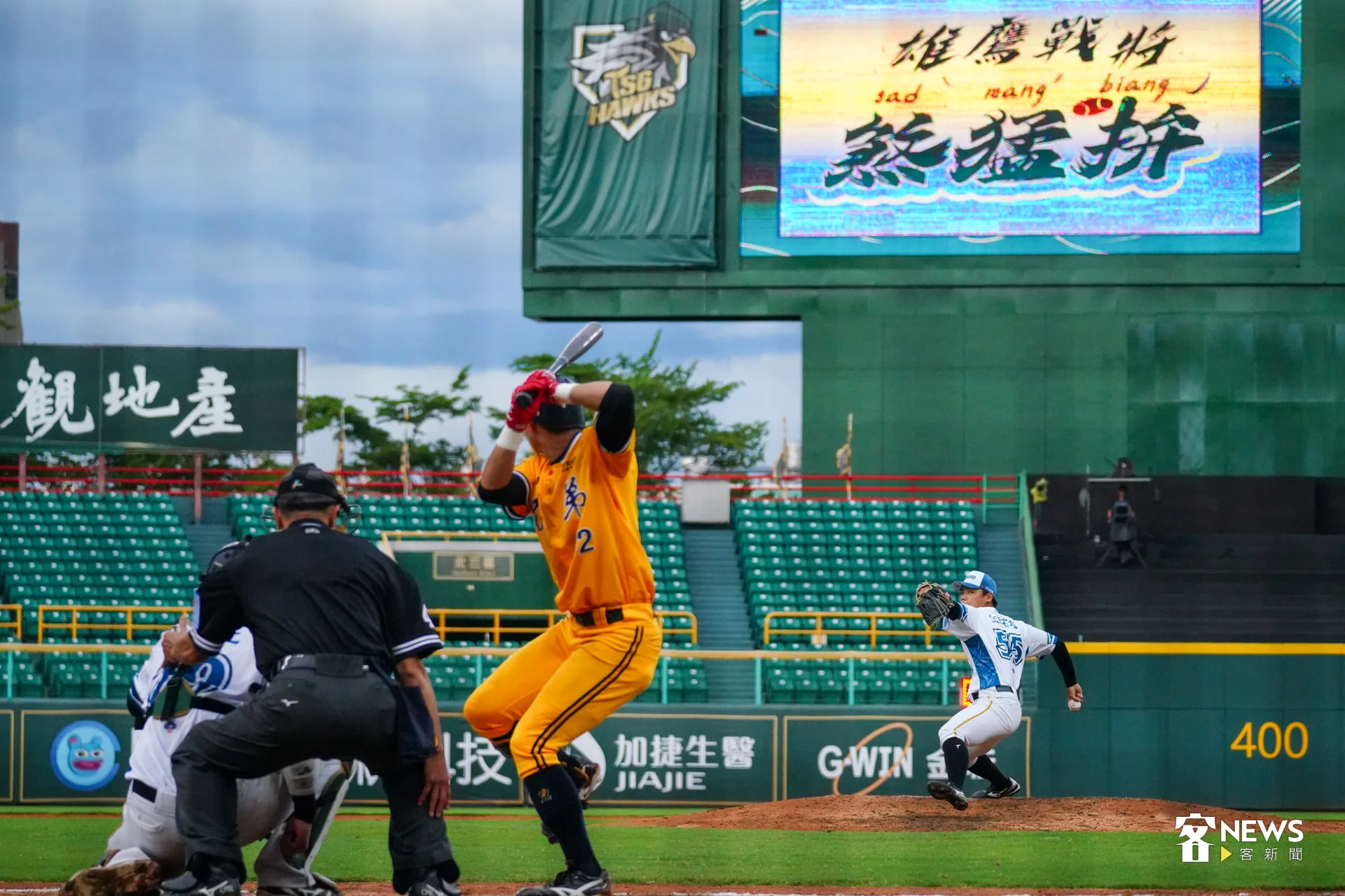 台鋼雄鷹「好客棒球日」以煞猛拚為主題,今日在高雄澄清湖球場對戰中信兄弟。李台源攝