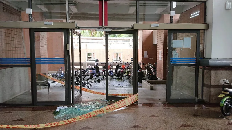颱風丹娜絲6日晚間侵襲嘉義地區，中正大學學生宿舍玻璃門被強風吹破。中正大學提供