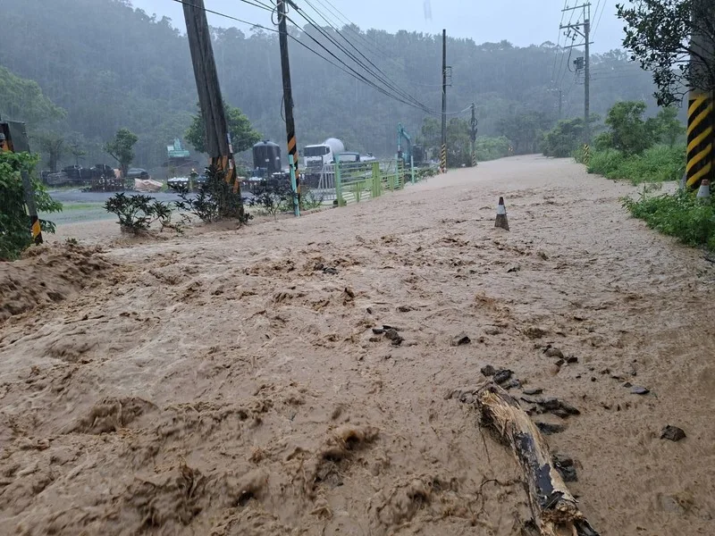 颱風丹娜絲帶來豪雨，屏東縣牡丹鄉6日累積雨量已破400毫米，鄉內多處淹水，泥水一度淹沒道路。民眾提供