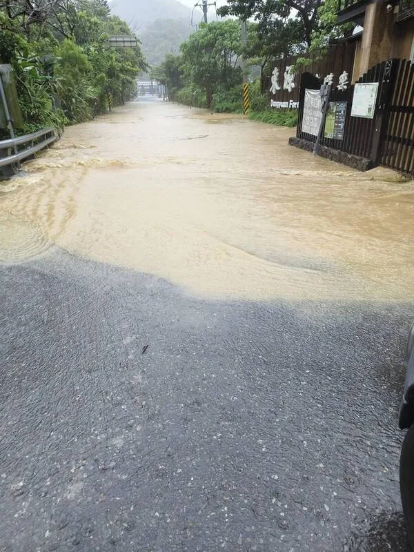 颱風丹娜絲帶來豪雨，縣道199號東源湖路段，6日上午水淹一度到達成人腰部，部落居民一同清理後積水已退。牡丹鄉公所提供