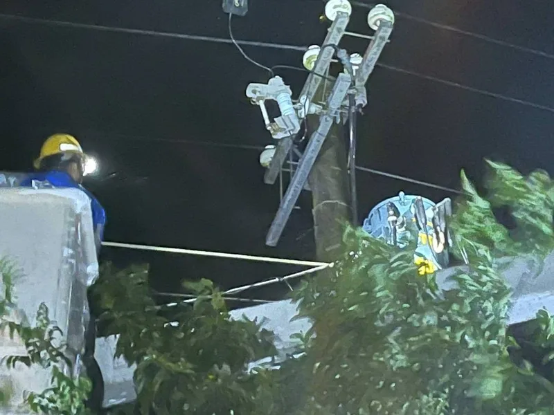 受颱風丹娜絲強風影響，屏東8000多戶停電，台電人員連夜搶修，7日上午10時許已全數復電。台電屏東區處提供