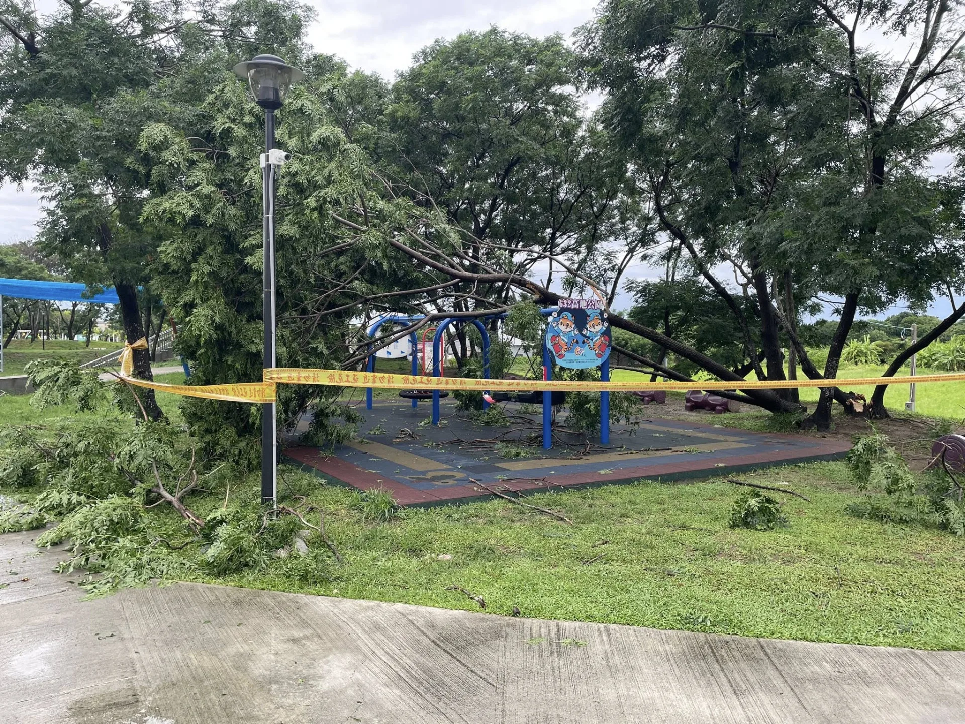 颱風造成虎尾鎮內632高地公園、大崙腳公園及大成多功能公園都有部分樹倒及樹枝斷裂情事。翻攝自虎尾鎮公園路燈管理所 臉書