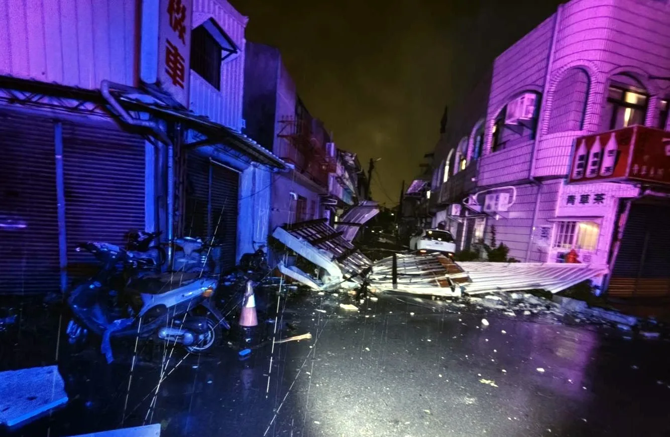 嘉義市區住家鐵皮遭到吹落。嘉義市消防局提供