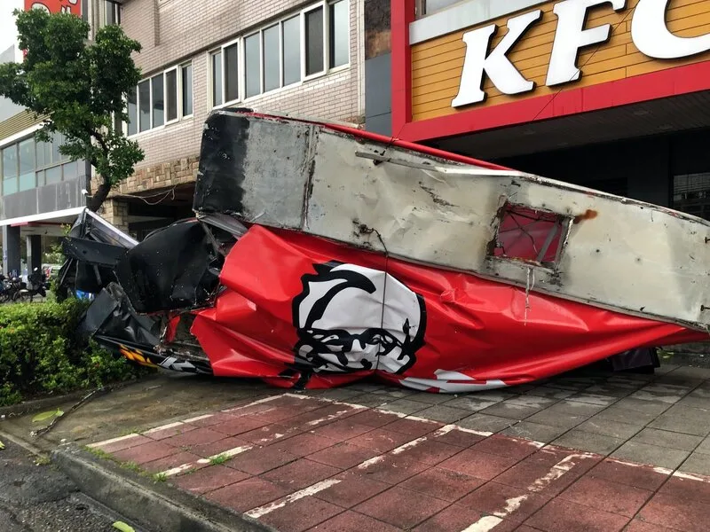 颱風丹娜絲6日深處在嘉義布袋登陸，嘉義市經1個多小時強陣風肆虐，7日市區街景滿目瘡痍，1間速食店大型招牌掉落地面。中央社