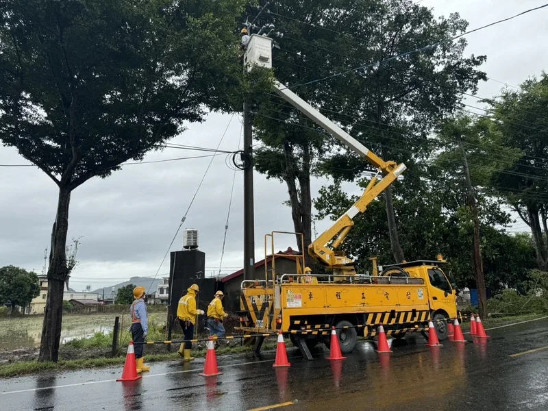 台電人員於高雄美濃區進行斷線停電事故搶修。台電提供