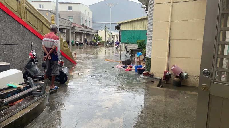 旗津中區污水廠破管造成巷弄淹水。高雄市水利局提供