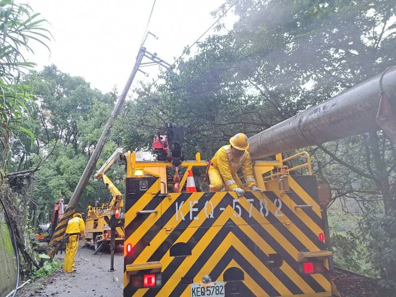 台電於嘉義縣達邦山區進行斷桿搶修。台電提供