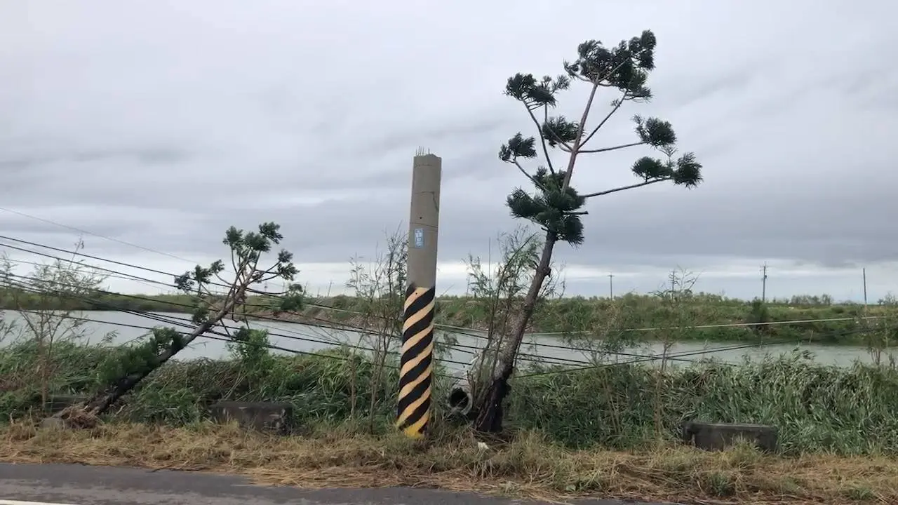 台南七股的電線杆倒塌。民眾提供