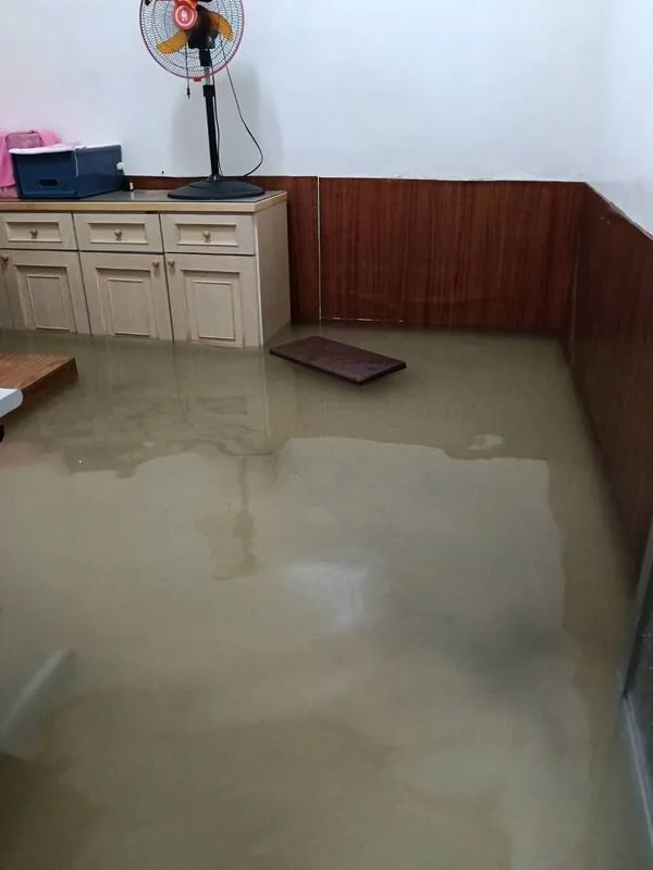 高雄旗津民宅淹水。民眾提供