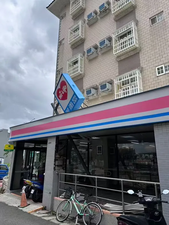 談及此次丹娜絲颱風的威力，民眾表示相當猛烈。圖為萊爾富便利商店-民雄三興店。民眾提供