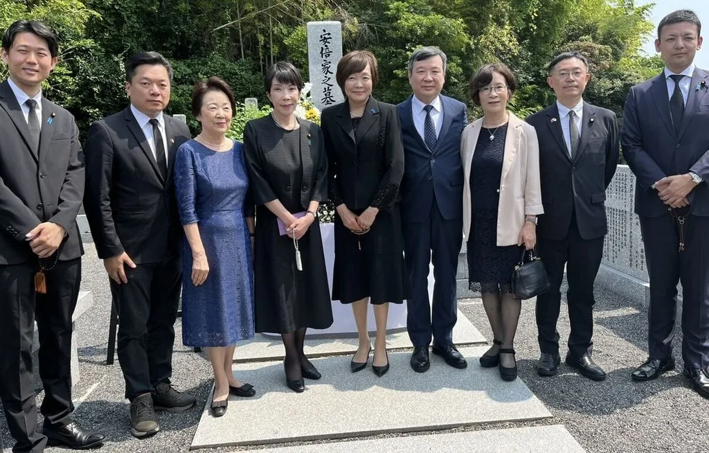 駐日代表李逸洋夫婦8日出席於山口縣長門市舉行的「安倍晉三前首相追思會」，左起為眾議員岸信千世、立法委員陳俊宇、參議員山谷惠理子、眾議員高市早苗、安倍昭惠、李逸洋夫婦、立法委員李坤城及眾議員吉田真次。駐日代表處提供