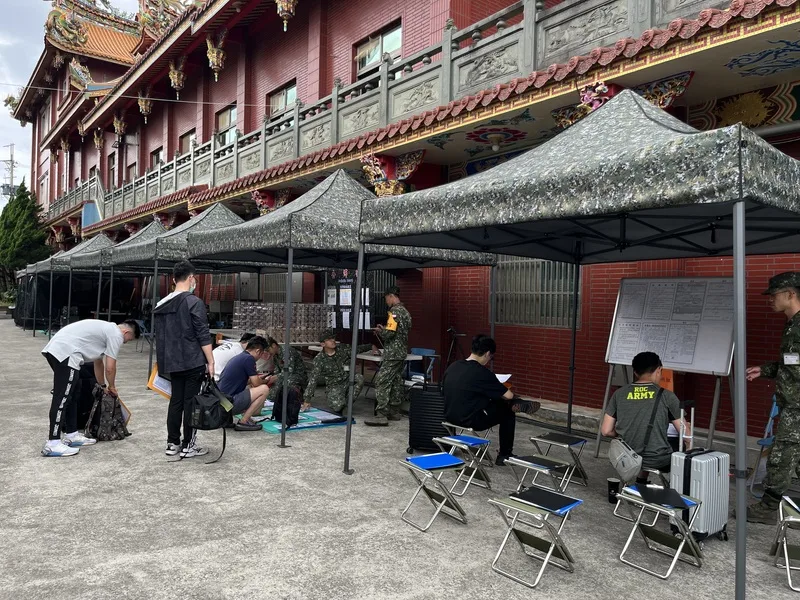 「漢光41號」實兵演習將於9日至18日舉行,其中陸軍第六軍團206旅為全旅動員教召,5日有300人在桃園市龜山區樂善寺進行報到。中央社