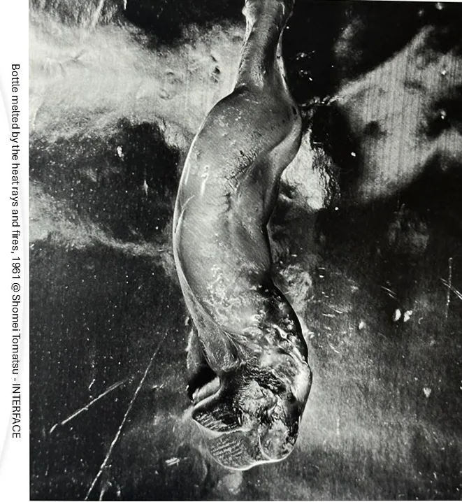 受到高溫熔化變形的玻璃瓶, 1961拍攝。