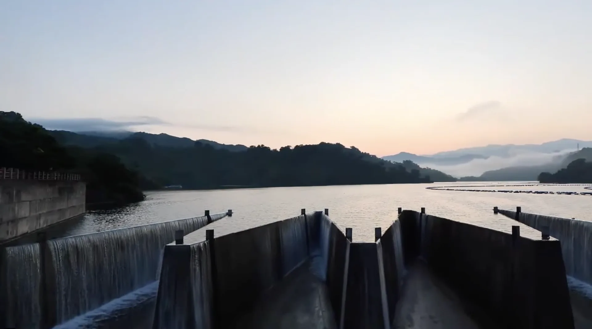 鋸齒堰自然溢流創造出如瀑布般的美麗水景。翻攝自水啦中水 臉書