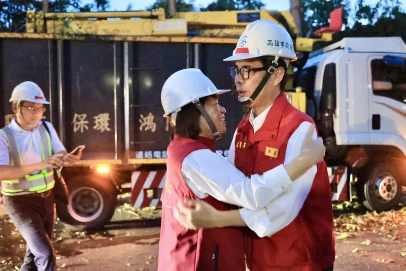 颱風丹娜絲重創嘉義,高雄市長陳其邁(右)7日傍晚驅車前往嘉義縣,除慰問一早馳援救災的人員,也為嘉義縣長翁章梁、嘉義市長黃敏惠(左)加油打氣,黃敏惠也激動擁抱陳其邁表達感謝。高雄市新聞局提供