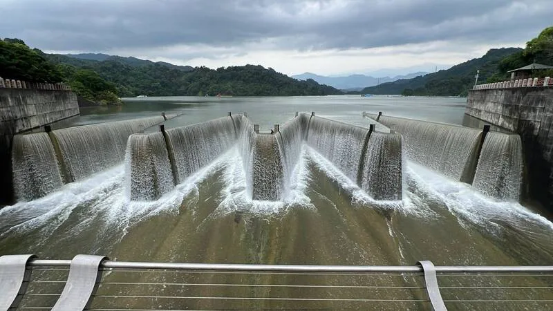 鯉魚潭水庫有著全台唯一鋸齒堰溢流美景，已持續逾2個月，預估可再溢流約2週。民眾提供