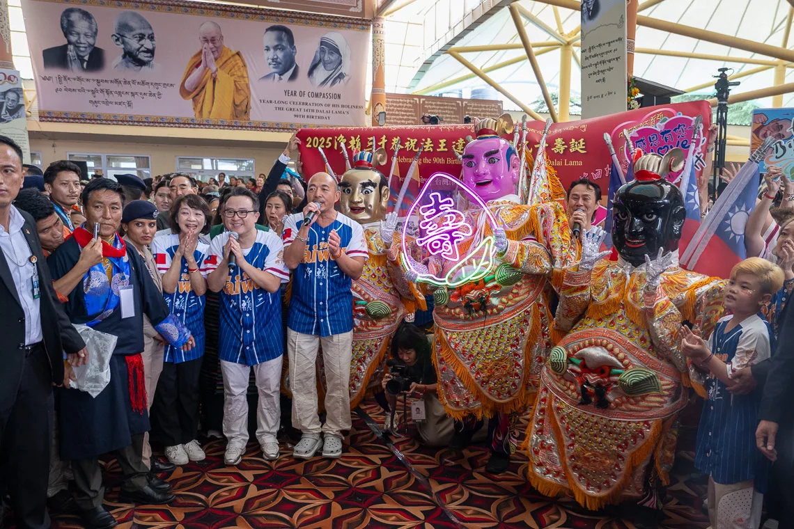 達賴喇嘛6日在達蘭沙拉過90歲生日，他戴Team Taiwan帽子看台灣的三太子表演。翻攝達賴喇嘛FB