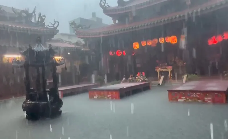 國定古蹟鹿港天后宮廟埕排水不及水淹到膝蓋高度，天公爐、供桌都泡在水中，廟方緊急出動抽水機加強排水。讀者提供